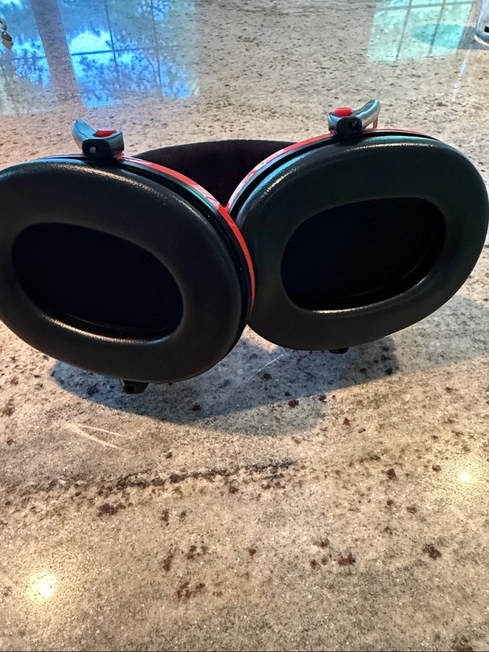 Like New- Snug Safe n Sound Kids Ear Defenders Earmuffs Noise Cancelation